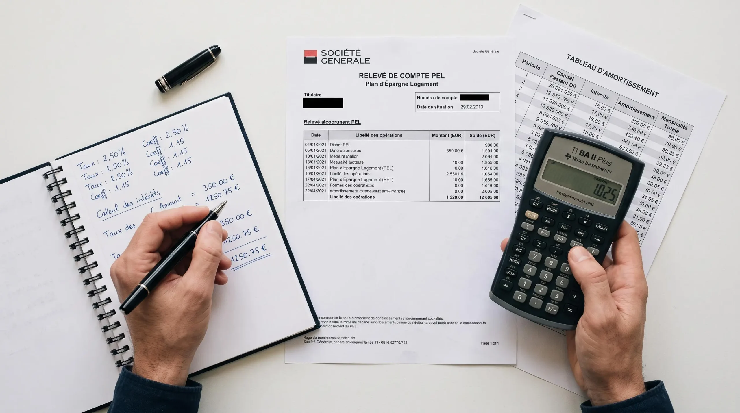 Documents bancaires PEL Société Générale avec calculatrice financière et notes manuscrites de calcul des droits à prêt sur un bureau blanc