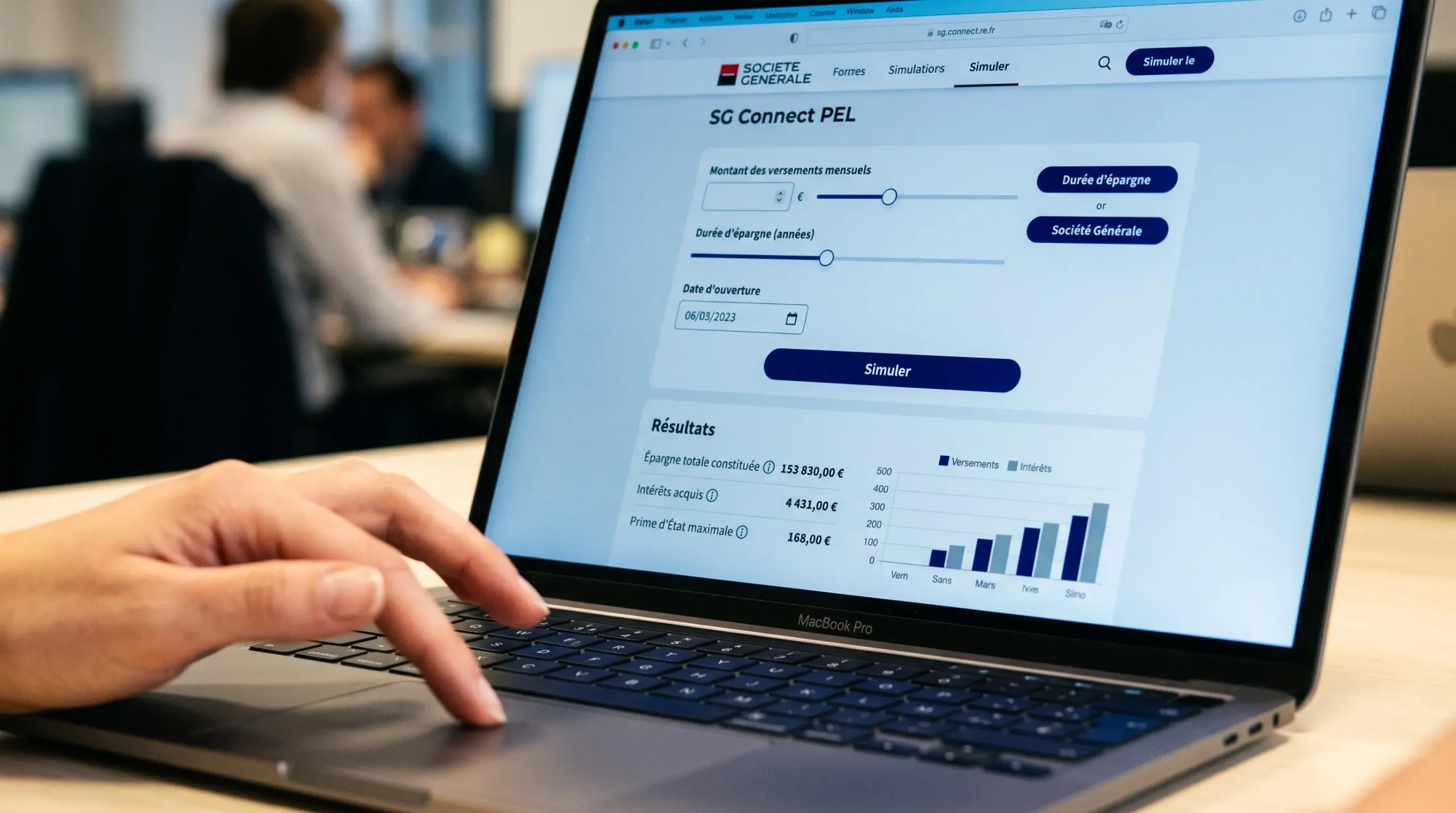 Écran d'ordinateur portable affichant l'interface du simulateur PEL Société Générale avec champs de saisie et résultats chiffrés en euros